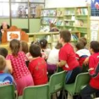 Un grupo de alumnos del colegio Trepalio durante el cuenta cuentos