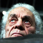 El poeta y escritor chileno Nicanor Parra posa en su casa, en Las Cruces (Chile), en agosto del 2001