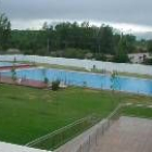 Vista panorámica de la piscina con su amplia zona verde para el descanso
