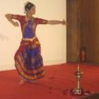 Una bailarina interpreta danzas indias en Astorga para acercar esta cultura a la población