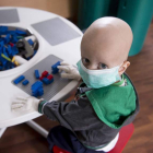 Un niño con leucemia en un hospital de Ucrania. SZILARD KOSZTICSAK