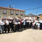 Los vecinos de Ferreras protagonizaron ayer una nueva concentración de protesta.