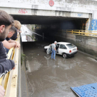 Un vehículo quedó prácticamente sumergido bajo el agua en un paso bajo las vías del tren. L. DE LA MATA