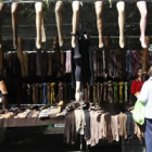 Un puesto ambulante tradicional del mercadillo de los domingos de León en Papalaguinda, antes del tr