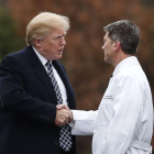 Trump junto al doctor de la Casa Blanca, Ronny Jackson.