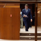 El presidente de la Junta de Castilla y León, Alfonso Fernández Mañueco, se dirige a la tribuna durante el debate de investidura.