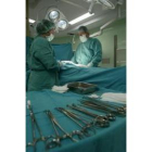 Los cirujanos intervienen a una paciente en el quirófano inteligente
