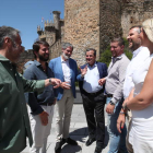 García-Gallardo, ayer por la mañana en los alrededores del Castillo de Ponferrada. ANA F. BARREDO