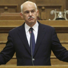 Yorgos Papandreu, durante su intervención ante el Parlamento griego, el jueves, en Atenas.