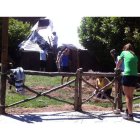 Un grupo de amigos trabaja en la que será su casa durante los días de la fiesta de recreación.