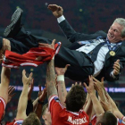 Heynckes, manteado cuando ganó la Champions con el Bayern en el 2013.