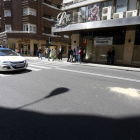 Lugar donde tuvo lugar el atropello, en el paso de peatones de la avenida de Independencia que da acceso a la calle Burgo Nuevo.