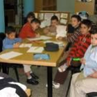 Grupo de niños que asistió a la biblioteca a escribir su carta a los Reyes