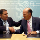 El consejero de Sanidad, Antonio María Sáez y el presidente del CESM, José Luis Díaz.
