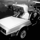 El fabricante de automóviles estadounidense Maverick John Delorean, al volante del DeLorean, en 1982.