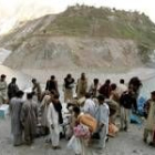Los habitantes de Kachemira recogen la ayuda humanitaria repartida a lo largo del río Nilo