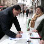 Mario Amilivia, firmando ayer la petición de la Asociación de Amigos del Ferrocarril
