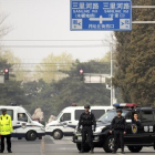 Policías en una carretera de Pekín, este martes.