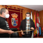 Colinas, el viernes, entregando el bastó al alcalde del PP. A.F.BARREDO