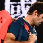 Roger Federer deja la pista cariacontecido tras ser eliminado por Stefanos Tsitsipas.