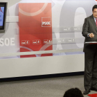 El secretario de Organización, Óscar López, durante la rueda de prensa de ayer.