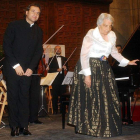 María Caro, en 2004 tras un concierto en la catedral de León, con su hijo Pedro Halffter. JAVIER CASARES