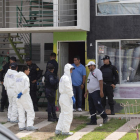 Peritos forenses en la vivienda donde fueron hallados 10 cadáveres en el municipio de Tlajomulco, Jalisco (México).