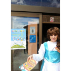 El personaje infantil Bella repartía ayer programas.
