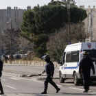 Agentes de policía acordonan el acceso al barrio de la Castellane, este lunes en Marsella.