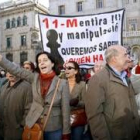 Miembros de la AVT durante la concentración en Barcelona