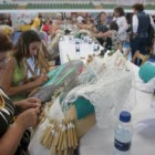 Dos de las 350 mujeres participantes en el encuentro afanadas en la realización de los bolillos