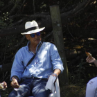 Mario Conde, junto a unos amigos, disfruta de un aperitivo en el paraje de Peraguas. CAMPOS