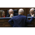 Los ministros Ana Pastor, Jorge Fernández Díaz y Cristóbal Montoro conversan con el portavoz de CiU, Josep Antoni Duran Lleida, en el Congreso en el día de ayer.