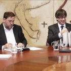 Carles Puigdemont y Oriol Junqueras junto al resto del Govern en la reunión del Consell Executiu, este martes.