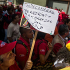 Cientos de personas participan en una protesta oficialista  compuesta por simpatizantes del gobierno y miembros de sindicatos de empresas nacionales  frente a la Federacion de Camaras y Asociaciones de Comercio y Produccion de Venezuela  Fedecamaras.