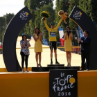 El ciclista británico del equipo Sky, Christopher Froome celebra en el podio su victoria en el Tour de Francia de 2016