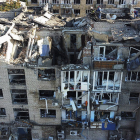 Rescatadores ucranianos en un edificio atacado por un misil en Donetsk. UKRANIAN HANDOUT