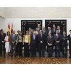 Foto de familia de Herrera con los miembros de la Asociación para el Progreso de la Dirección.
