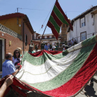 La concentración de pendones volverá a llenar de colorido las calles de la localidad el domingo.