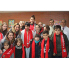 La plantilla del Pajariel Bembibre visitó a los niños del servicio de Pediatría del Hospital del Bierzo. DL