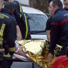 Los sanitarios se llevan al agente herido, tras el tiroteo de ayer, en Motrouge, al sur de París.