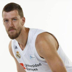 El jugador de baloncesto Ognjen Kuzmic, con la camiseta del Real Madrid.