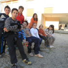 Los alumnos del colegio de San Pedro aguardan la llegada de los refuerzos.
