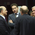 El ministro francés de Finanzas, Pierre Moscovici (izquierda), conversa con el presidente del Eurogrupo, Jeroen Dijsselbloem, y el comisario Olli Rehn, antes del inicio de la reunión de ministros de Finanzas de la UE, este viernes.