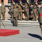 El teniente general Medina Cebrián, y el nuevo responsable del Maca, general Meijide, ayer.