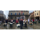 Los participantes, de todas las edades, llevaron los libros hasta la plaza Mayor donde el público eligió los que quiso con el compromiso de volverlos a liberar. A. VALENCIA