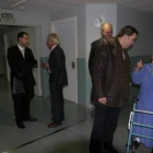 Riesco, con Antolín de Cela, visitando a uno de los pacientes ingresados en el Hospital de la Reina