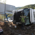 El vuelco del camión de gran tonelaje ocurrió a media mañana a la altura del kilómetro 417 de la A-6 en sentido Galicia. L. DE LA MATA