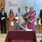 Acto celebrado ayer en la Junta, con Valdeón y Sáez.