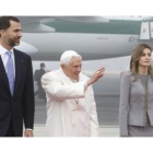 El papa Benedicto XVI junto a los Príncipes de Asturias a su llegada a Santiago de Compostela.